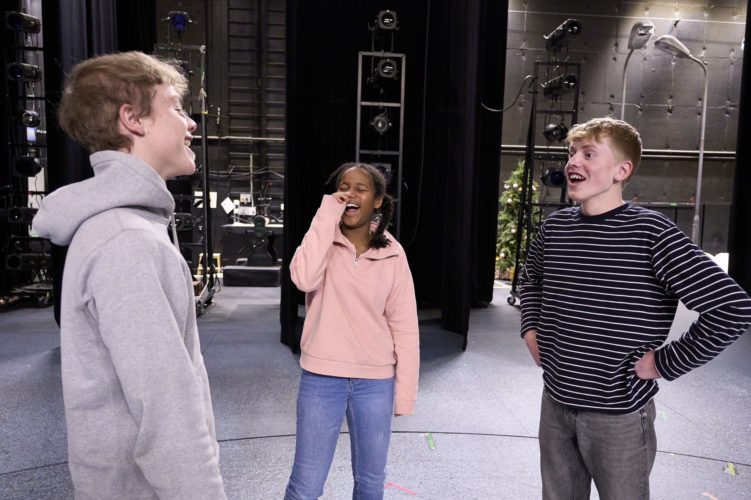 William, Naomi og Johannes på scenen etter Snøsøstera, foto: Mikal Vassbotn