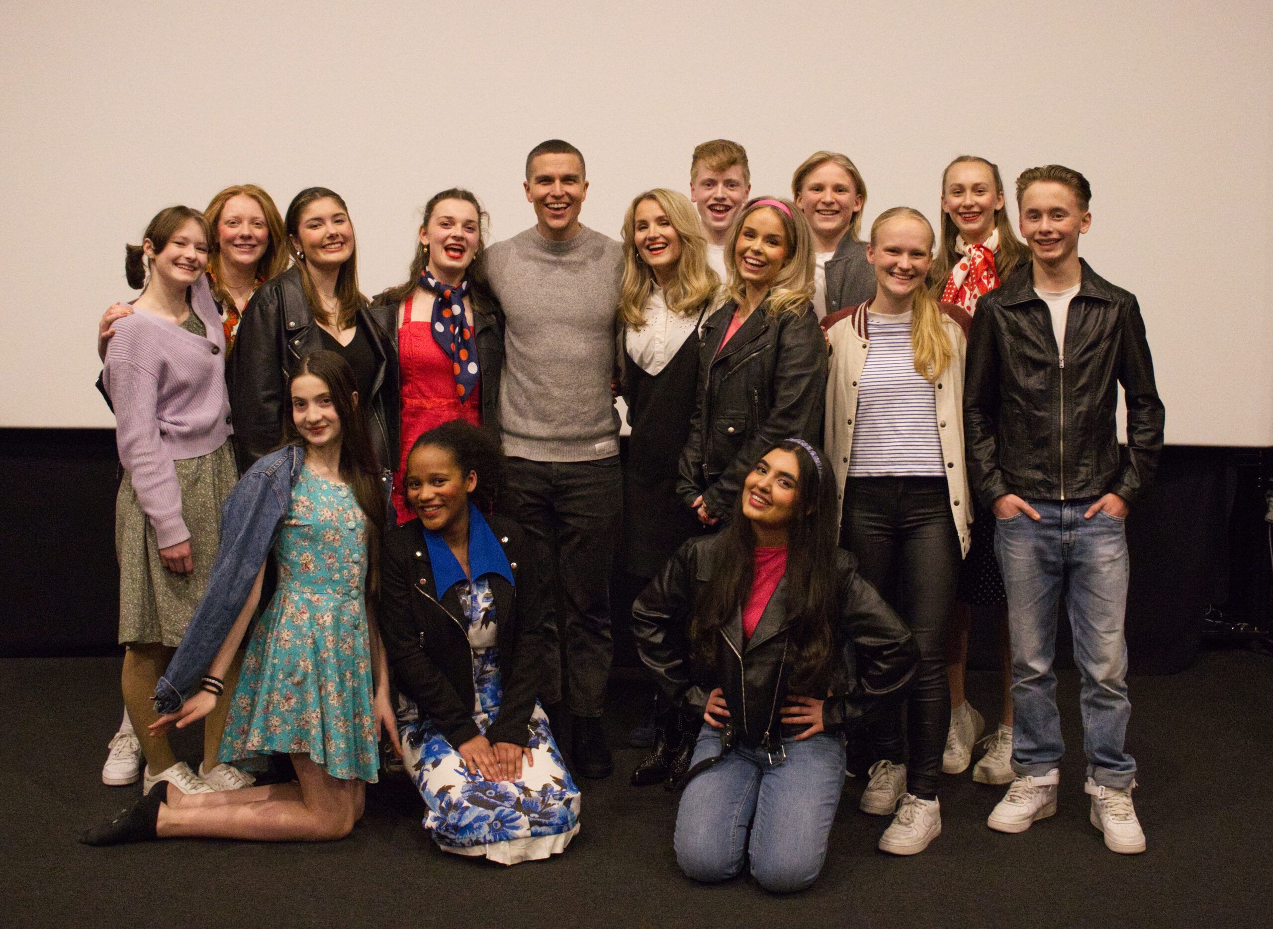 Atle Pettersen og Charlotte Brænna sammen med UngdomsKilden foran et kinolerret