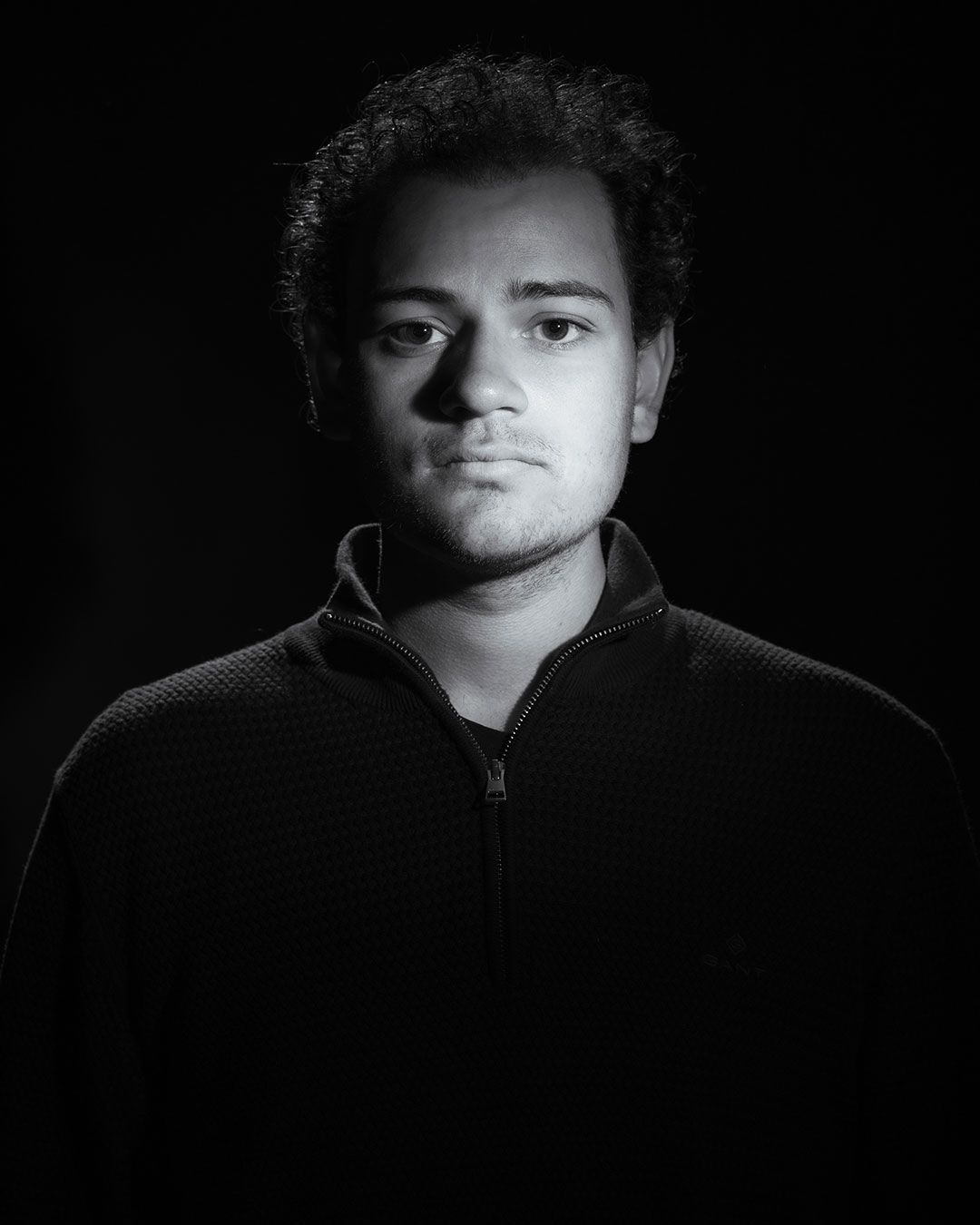 Portrettbilde av skuespiller Elias Moussaoui Anseth.