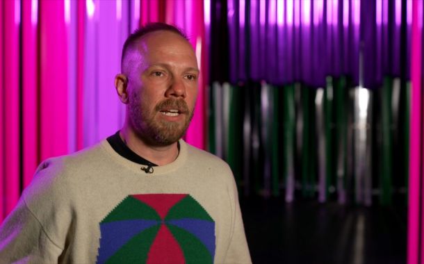 Bilde av mann som snakker