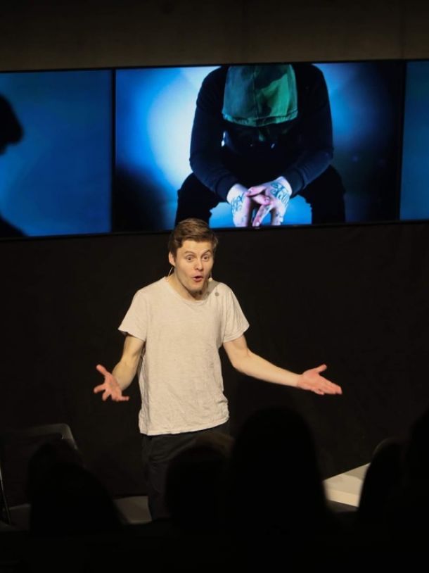 Christer Prosgaard-Sundstøl som Mons. Foto: fotominner.net.