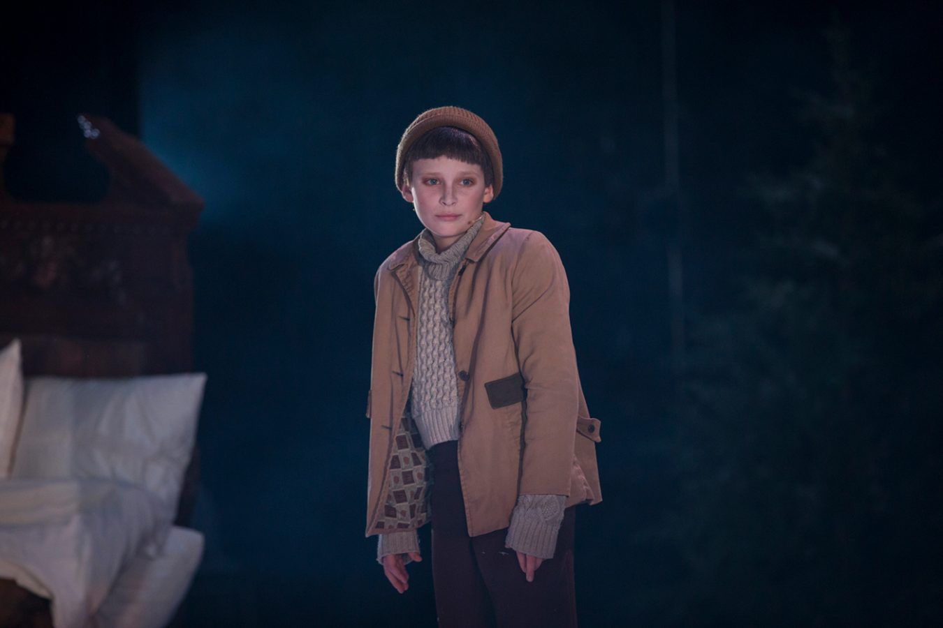 Bilde av gutt med pannelugg, lue og dress.