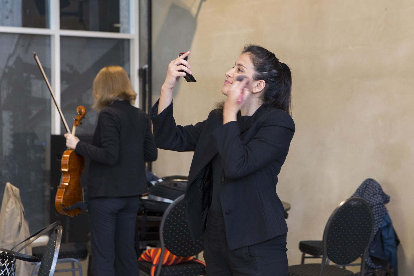 Kvinne med mørkt hår som sminker seg