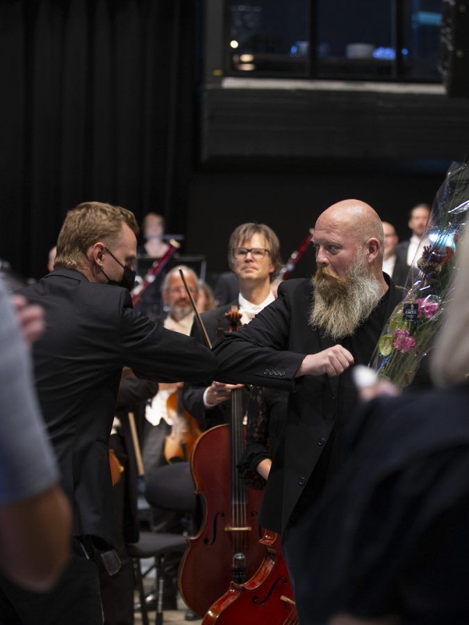 To menn som dulter albuene sammen som hilsen.