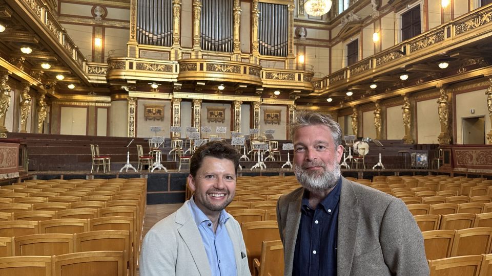 Dirigent og direktør inne i Musikverein.