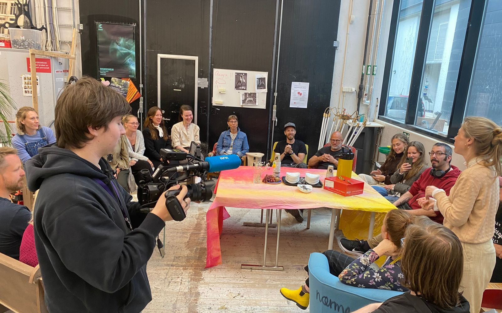 Forsamling rundt bord