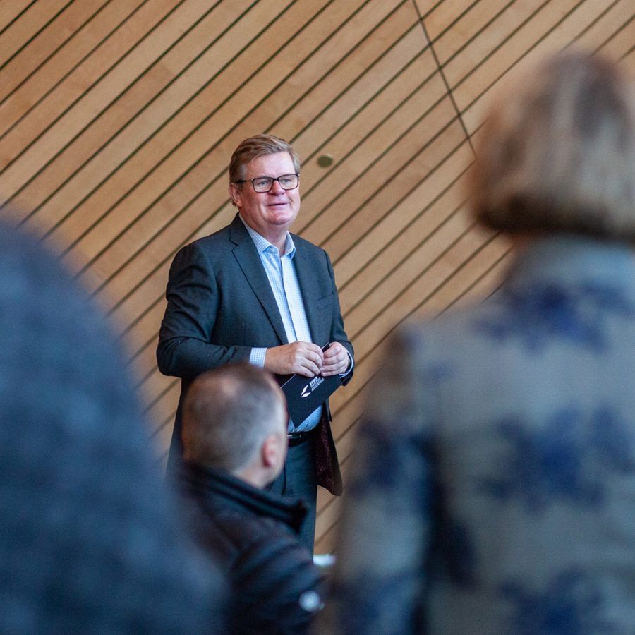 Harald Furre foran bølgeveggen
