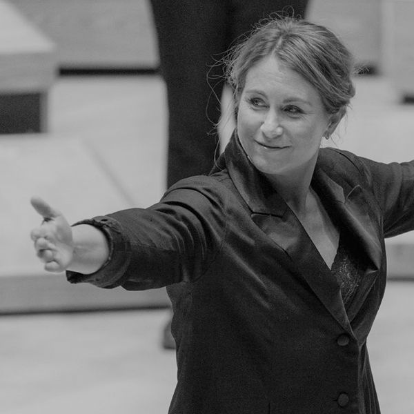 Sorthvitt bilde av kvinne som strekker armene ut.