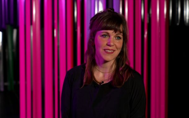 Bilde av kvinne med mørkt langt hår som smiler