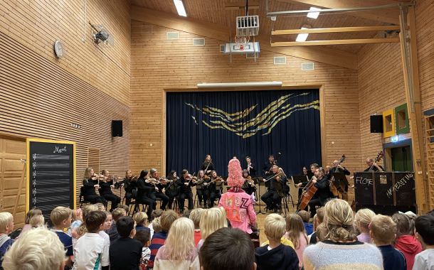 Bilde fra gymsalen med Trazom og KSO