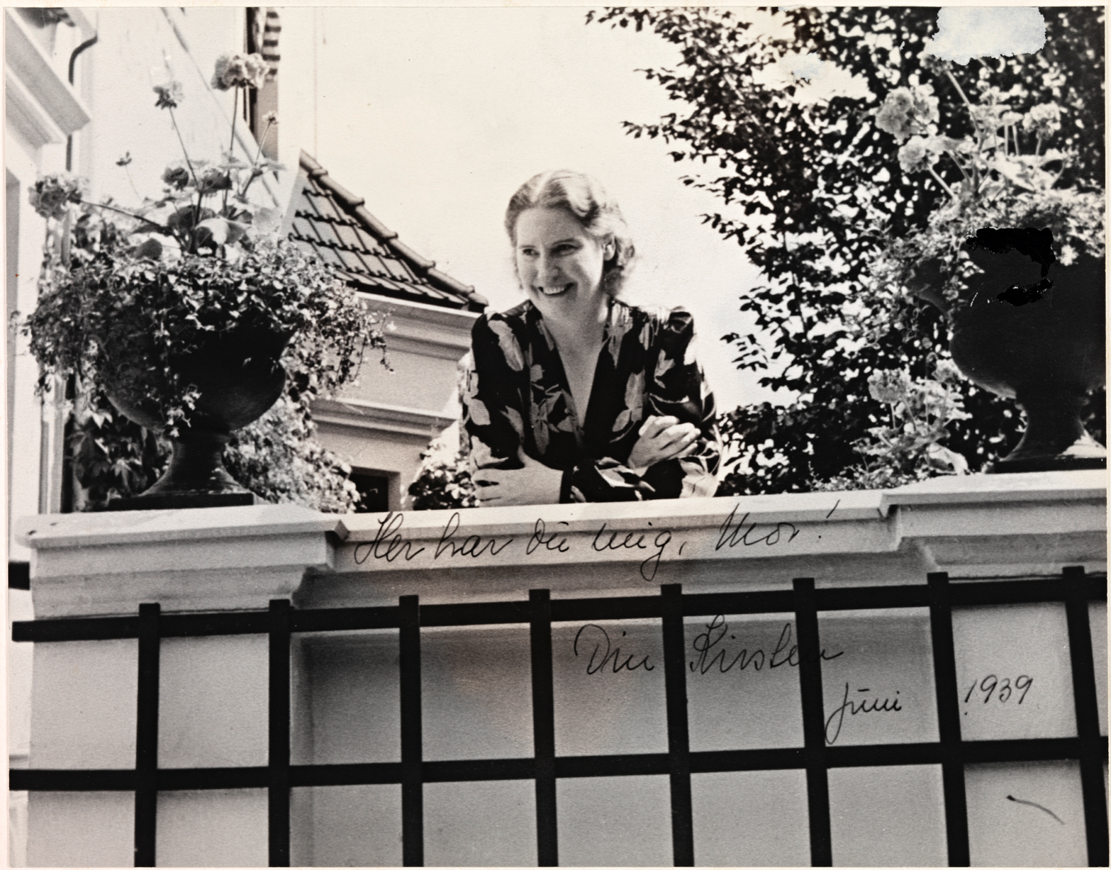 Kirsten flagstad smiler over gjerde hjemme hos seg selv på Amalienborg