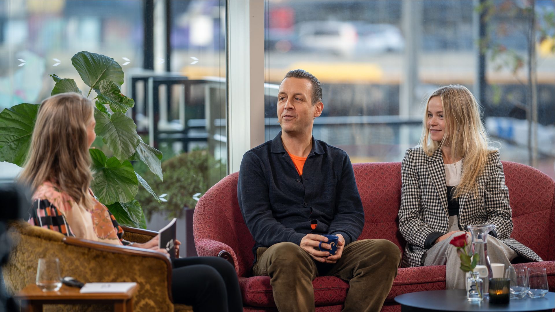 Tre mennesker i samtale