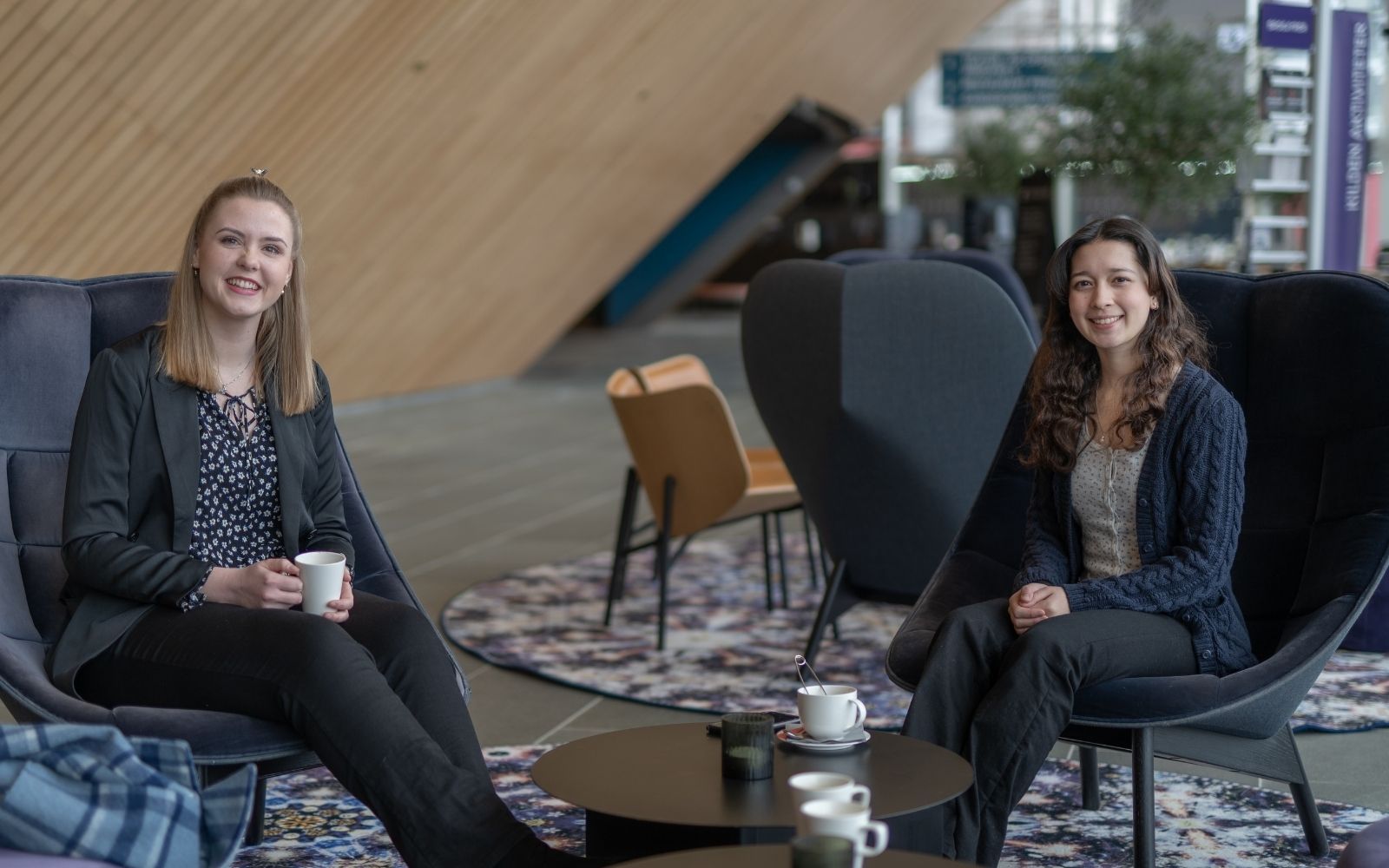 To smilende solister