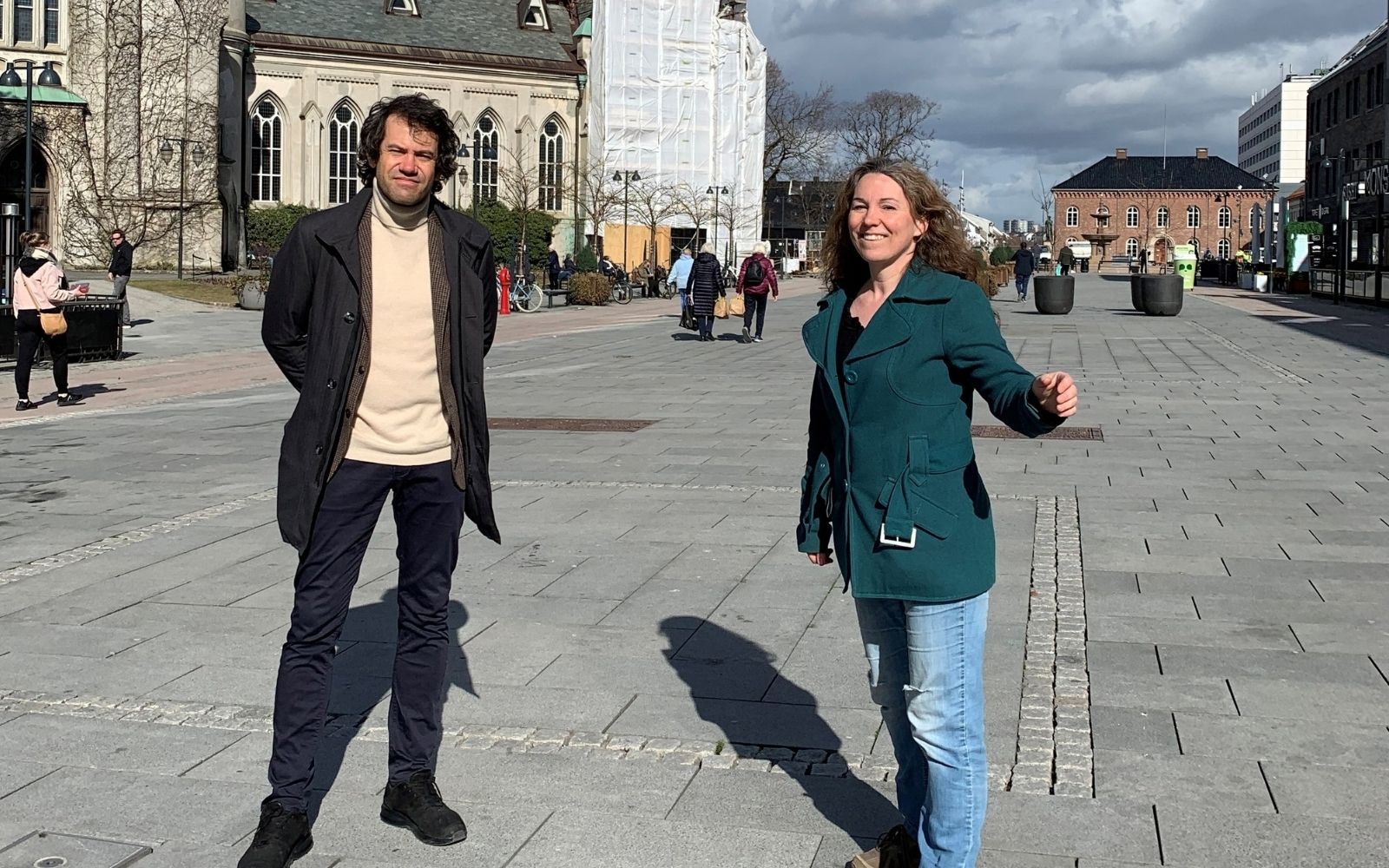 Mann og dame på torv