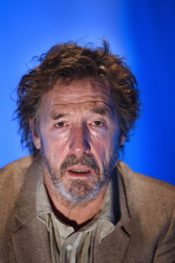 En middelaldrende mann ser trist og slitent inn i kamera.