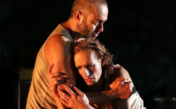 To som holder rundt hverandre mens de sitter på gulvet.