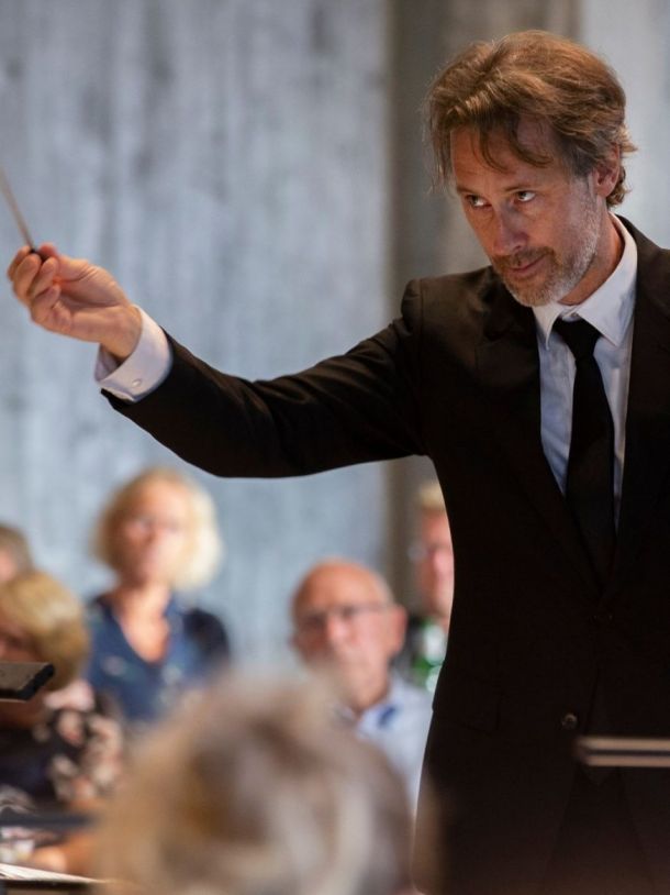 Mann dirigerer orkester