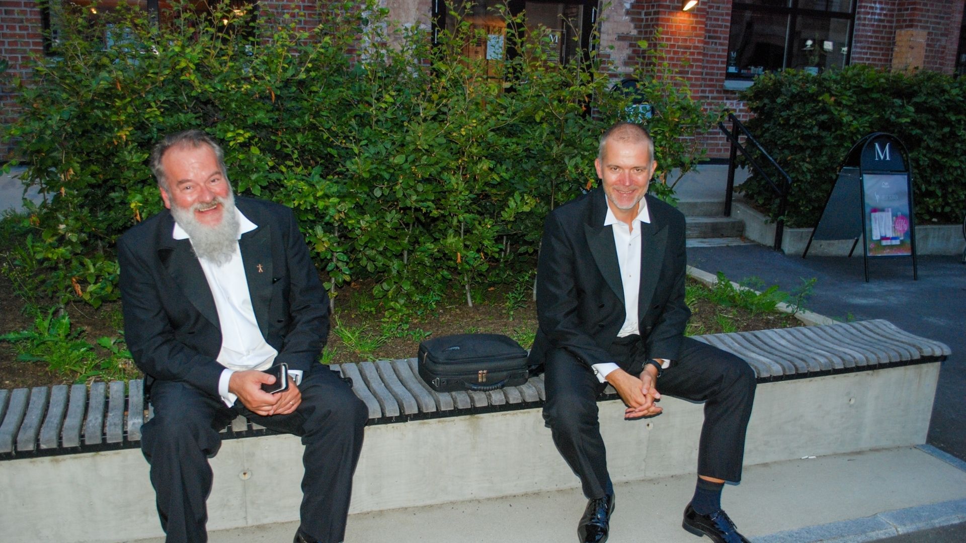 To musikere på en benk