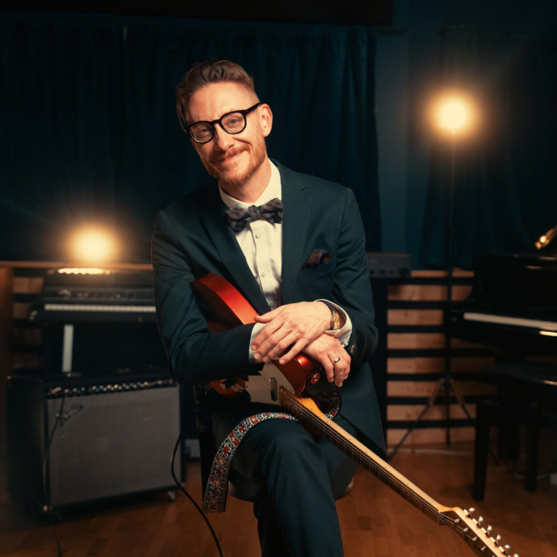 «An American Holiday» med Adam Douglas