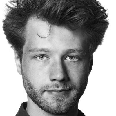 Svart-hvitt bilde av en man.