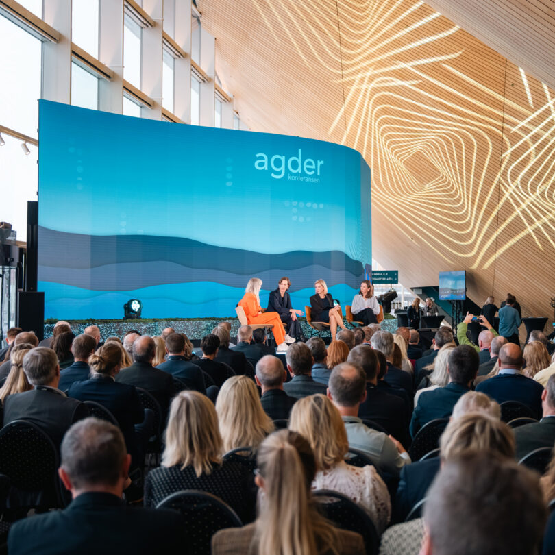 Bilde av en fullsatt konferanse i Kildens foajé.