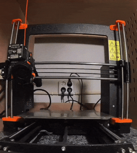 3D printer som printer et orange objekt i verkstedet på Kilden
